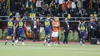 Fenerbahçe abandona la Supercopa de Turquía a los tres minutos de partido Fenerbahçe abandona la Supercopa de Turquía a los tres minutos de partido