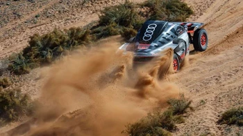 Sainz se lleva un susto en el Dakar y Loeb le recorta otros siete minutos Sainz se lleva un susto en el Dakar y Loeb le recorta otros siete minutos