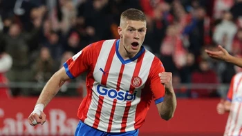 Girona goleó (5-1) al Sevilla y se mantiene líder de la Liga Girona goleó (5-1) al Sevilla y se mantiene líder de la Liga