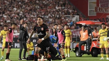 Suspenden el Estudiantes - Boca Juniors tras convulsión de jugador en pleno partido Suspenden el Estudiantes - Boca Juniors tras convulsión de jugador en pleno partido