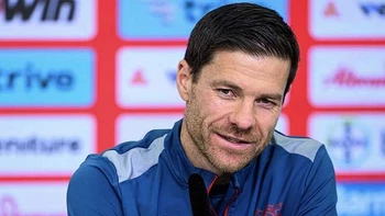 “Estoy muy feliz en el Leverkusen”, dice Xabi Alonso ante rumores que lo vinculan con el Liverpool “Estoy muy feliz en el Leverkusen”, dice Xabi Alonso ante rumores que lo vinculan con el Liverpool