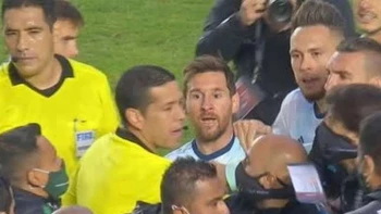 Primero Raldes, después Campos y ahora Messi se la agarró con Martins Primero Raldes, después Campos y ahora Messi se la agarró con Martins