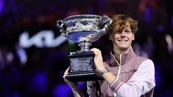 Sinner remonta contra Medvedev y gana el Abierto de Australia Sinner remonta contra Medvedev y gana el Abierto de Australia