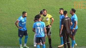 El partido de Blooming - San Antonio cambió de árbitro a otro que también tiene polémicas con los cruceños El partido de Blooming - San Antonio cambió de árbitro a otro que también tiene polémicas con los cruceños