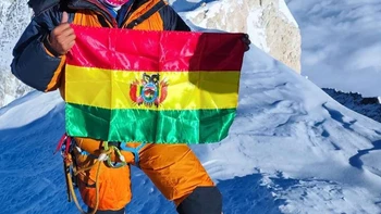 Ayaviri hace cumbre en su sexta montaña ‘ochomil’ Ayaviri hace cumbre en su sexta montaña ‘ochomil’