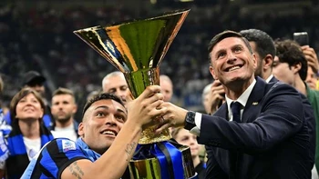 Inter recibe su trofeo de campeón tras empate de trámite ante Lazio Inter recibe su trofeo de campeón tras empate de trámite ante Lazio
