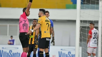 Polémico arbitraje: Revollo expulsó a Amoroso, Jusino y al DT, y cobró un penal Polémico arbitraje: Revollo expulsó a Amoroso, Jusino y al DT, y cobró un penal