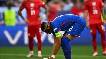 Mbappé y Lewandowski empatan a penales, Francia avanza a octavos como segunda Mbappé y Lewandowski empatan a penales, Francia avanza a octavos como segunda