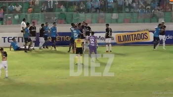 Blooming-Aurora se calentó en los minutos finales (video) Blooming-Aurora se calentó en los minutos finales (video)