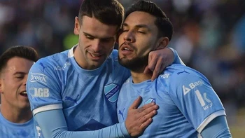 Bolívar arrolla a Real Santa Cruz (4-0) y alcanza provisionalmente el liderazgo del Clausura Bolívar arrolla a Real Santa Cruz (4-0) y alcanza provisionalmente el liderazgo del Clausura