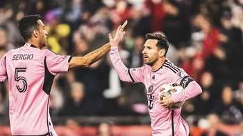 Messi anota otro doblete en goleada del Inter y es máximo goleador de MLS Messi anota otro doblete en goleada del Inter y es máximo goleador de MLS