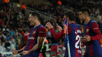 Lewandowski guia la remontada del Barça contra el Valencia con un "hat-trick" Lewandowski guia la remontada del Barça contra el Valencia con un "hat-trick"