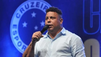 Ronaldo "El Fenómeno" cede propiedad del Cruzeiro de Brasil Ronaldo "El Fenómeno" cede propiedad del Cruzeiro de Brasil