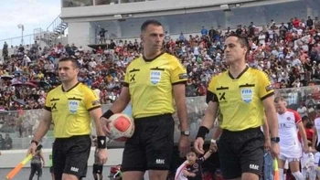 Sin sobresaltos en la final: el árbitro chileno tuvo una convincente actuación en el Universitario 1-2 San Antonio Sin sobresaltos en la final: el árbitro chileno tuvo una convincente actuación en el Universitario 1-2 San Antonio
