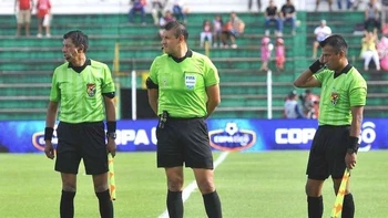 Árbitros bolivianos se declaran en emergencia y amenazan con no dirigir partidos a nivel nacional Árbitros bolivianos se declaran en emergencia y amenazan con no dirigir partidos a nivel nacional