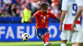 Lamine Yamal, de 16 años, es el futbolista más joven en disputar una Eurocopa Lamine Yamal, de 16 años, es el futbolista más joven en disputar una Eurocopa