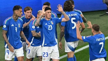 Italia sobrevivió a la marea de Albania y se impuso por 2-1 Italia sobrevivió a la marea de Albania y se impuso por 2-1