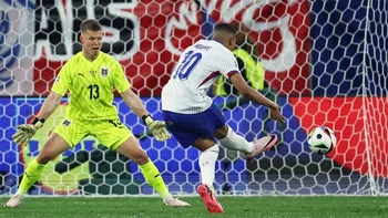 Francia se deshizo de Austria a duras penas y ganó por 1-0 Francia se deshizo de Austria a duras penas y ganó por 1-0