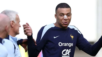 Mbappé entrena aparte del grupo con apósito en la nariz a dos días del Francia-Países Bajos Mbappé entrena aparte del grupo con apósito en la nariz a dos días del Francia-Países Bajos