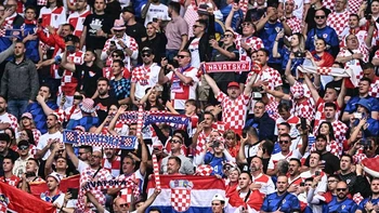Serbia amenaza con irse de la Eurocopa por cánticos hostiles en el Croacia-Albania Serbia amenaza con irse de la Eurocopa por cánticos hostiles en el Croacia-Albania