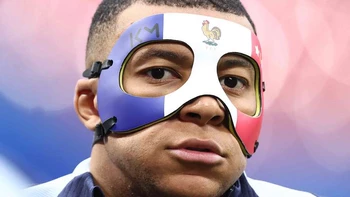 Mbappé ya se entrena con una máscara tras fracturarse la nariz Mbappé ya se entrena con una máscara tras fracturarse la nariz