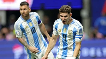 Argentina debutó en la Copa América con triunfo (2-0) sobre una rebelde Canadá Argentina debutó en la Copa América con triunfo (2-0) sobre una rebelde Canadá