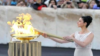 La llama de los Juegos de París 2024 es encendida en Olimpia La llama de los Juegos de París 2024 es encendida en Olimpia