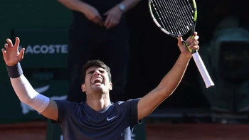 Alcaraz remonta ante Sinner para alcanzar su primera final en Roland Garros<br />
Alcaraz remonta ante Sinner para alcanzar su primera final en Roland Garros<br />