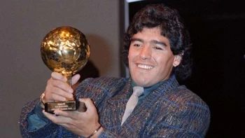Aplazada la venta del Balón de Oro de Maradona por un litigio Aplazada la venta del Balón de Oro de Maradona por un litigio