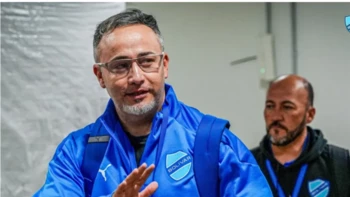 Flavio Robatto, DT de Bolívar: “Debemos dar vuelta a la página y pensar en el partido ante Palestino”<br />
Flavio Robatto, DT de Bolívar: “Debemos dar vuelta a la página y pensar en el partido ante Palestino”<br />