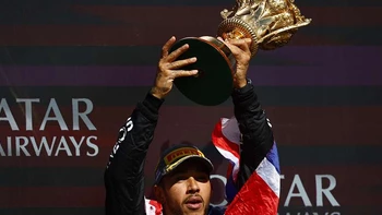 Hamilton pone fin a tres años de sequía al ganar en casa en Silverstone Hamilton pone fin a tres años de sequía al ganar en casa en Silverstone