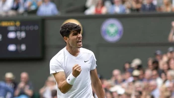 Alcaraz vence en tres sets a Vukic y pasa a tercera ronda en Wimbledon Alcaraz vence en tres sets a Vukic y pasa a tercera ronda en Wimbledon