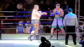 Boxeador que fue pateado en el suelo tras ser noqueado denuncia tentativa de asesinato Boxeador que fue pateado en el suelo tras ser noqueado denuncia tentativa de asesinato