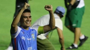 Blooming: Richard Spenhay va al medio por el expulsado Siles en el Clásico cruceño Blooming: Richard Spenhay va al medio por el expulsado Siles en el Clásico cruceño