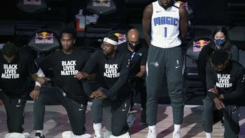 Isaac, de los Magic, primer jugador NBA que permanece de pie durante himno Isaac, de los Magic, primer jugador NBA que permanece de pie durante himno