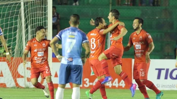 Partido sin tregua, clásico de un duelo entre cruceños Partido sin tregua, clásico de un duelo entre cruceños