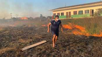Fuego descontrolado casi devora Centro Técnico de la FBF en Cobija Fuego descontrolado casi devora Centro Técnico de la FBF en Cobija