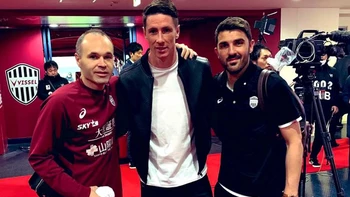 Torres pone punto final a su carrera arropado por Iniesta y Villa Torres pone punto final a su carrera arropado por Iniesta y Villa