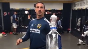 Ibrahimovic hizo el reto viral de la botella Ibrahimovic hizo el reto viral de la botella