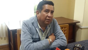 Salinas: "Exhorto a los clubes cruceños a que jueguen y no hagan amenazas" Salinas: "Exhorto a los clubes cruceños a que jueguen y no hagan amenazas"
