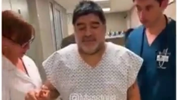 Maradona: "Hoy volví a caminar como cuando tenía 15 años", luego de que fuera operado de la rodilla Maradona: "Hoy volví a caminar como cuando tenía 15 años", luego de que fuera operado de la rodilla