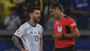 Messi, enfurecido contra el VAR y el árbitro Zambrano Messi, enfurecido contra el VAR y el árbitro Zambrano