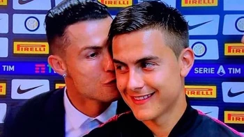 Ronaldo sorprende a Dybala con un beso en la mejilla Ronaldo sorprende a Dybala con un beso en la mejilla