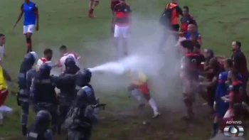 Batalla campal entre jugadores que la policía paró con gas pimienta Batalla campal entre jugadores que la policía paró con gas pimienta