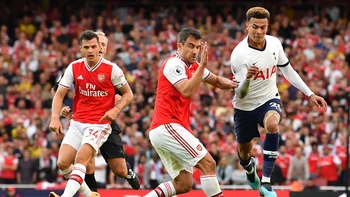 Arsenal y Tottenham empatan su derbi y se descuelgan de la cabeza Arsenal y Tottenham empatan su derbi y se descuelgan de la cabeza