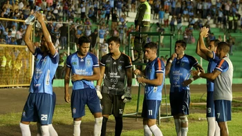 Jugadores de Blooming fueron respaldados por sus hinchas Jugadores de Blooming fueron respaldados por sus hinchas