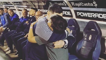 Maradona se fundió en un gran abrazo con su nieto Maradona se fundió en un gran abrazo con su nieto