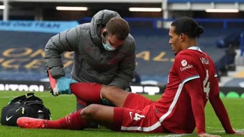 Virgil Van Dijk deberá ser operado de la rodilla derecha Virgil Van Dijk deberá ser operado de la rodilla derecha