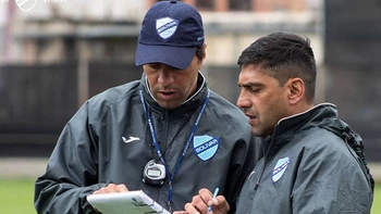 Bolívar se entrena en cancha sintética para habituarse Bolívar se entrena en cancha sintética para habituarse