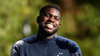 Samuel Umtiti regresa a Barcelona a causa de un hematoma en el pie Samuel Umtiti regresa a Barcelona a causa de un hematoma en el pie